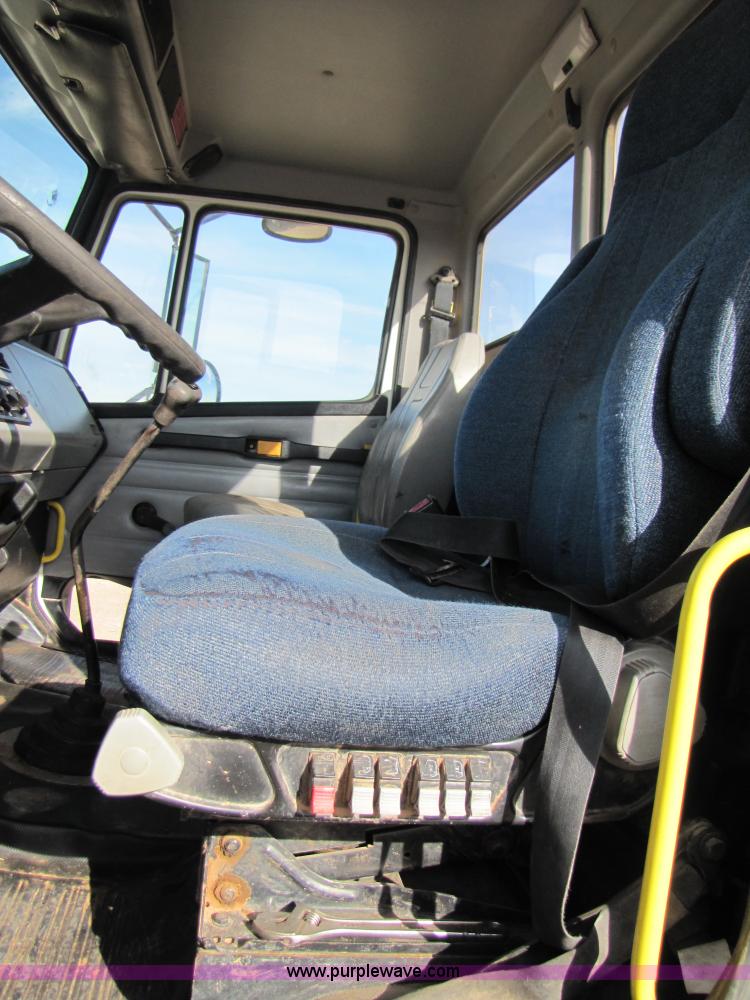 image for item B2129 2000 Freightliner FL70 semi truck