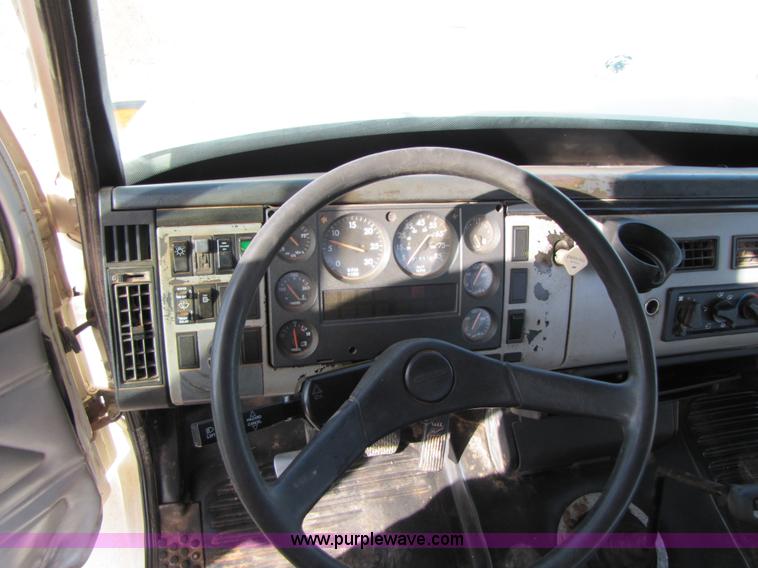 image for item B2129 2000 Freightliner FL70 semi truck