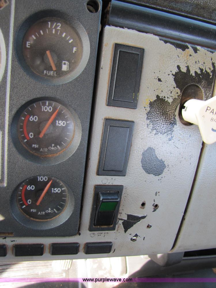 image for item B2129 2000 Freightliner FL70 semi truck