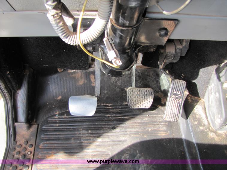 image for item B2129 2000 Freightliner FL70 semi truck