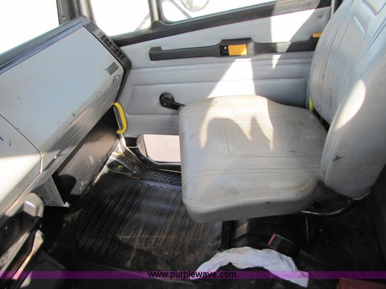 image for item B2129 2000 Freightliner FL70 semi truck