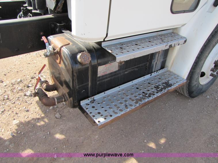 image for item B2129 2000 Freightliner FL70 semi truck