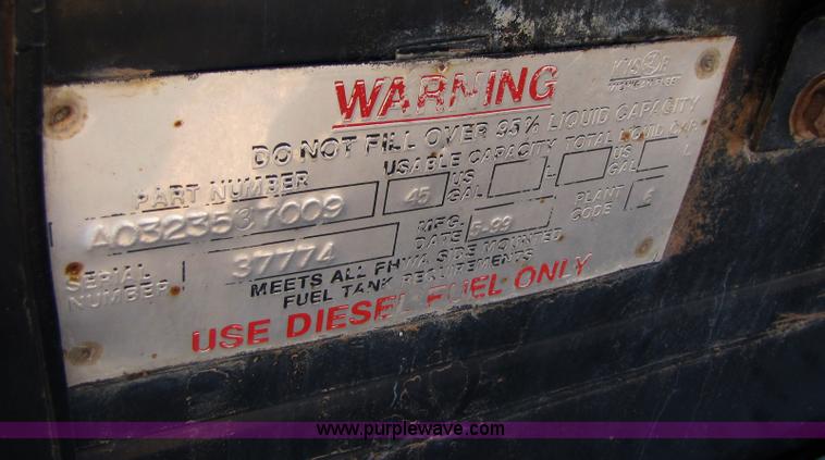 image for item B2129 2000 Freightliner FL70 semi truck