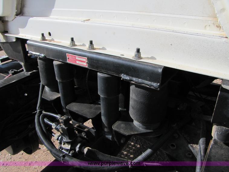 image for item B2129 2000 Freightliner FL70 semi truck