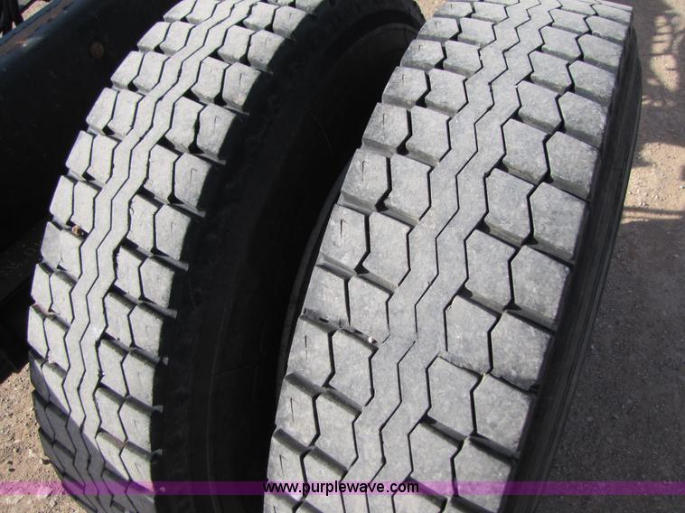 image for item B2129 2000 Freightliner FL70 semi truck