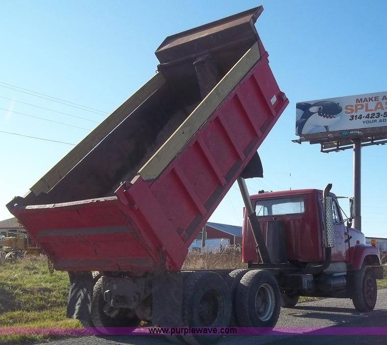 image for item B2508 1996 International 2554 dump truck