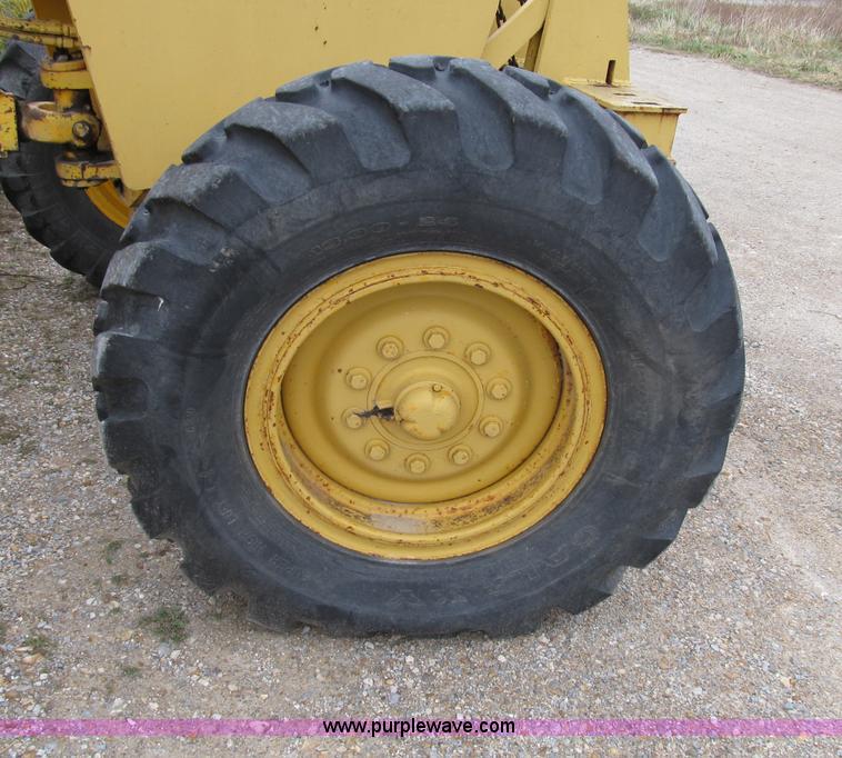 image for item B2510 1979 John Deere 570A articulating grader