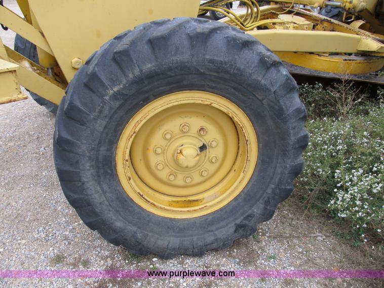 image for item B2510 1979 John Deere 570A articulating grader