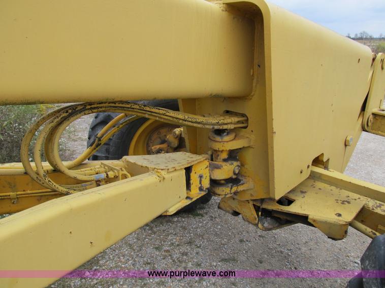 image for item B2510 1979 John Deere 570A articulating grader