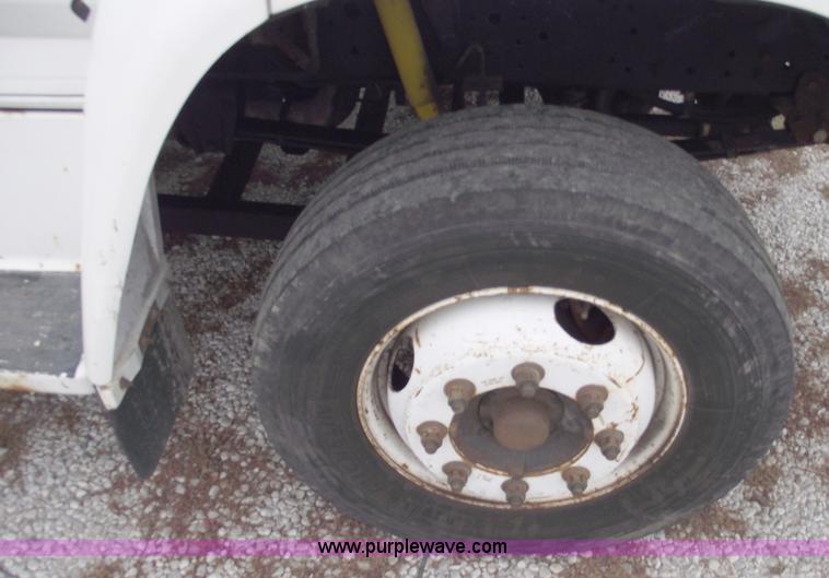 image for item C5734 1998 Ford F800 bucket/boom truck