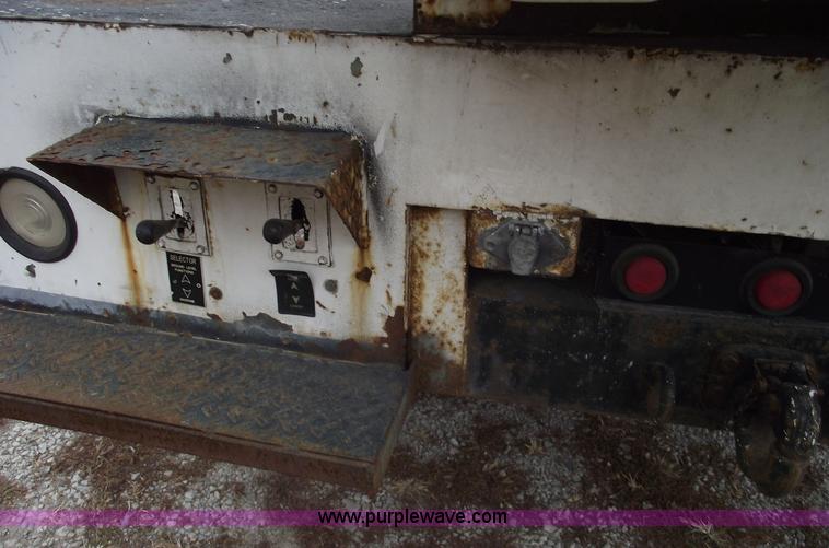 image for item C5734 1998 Ford F800 bucket/boom truck
