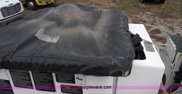 image for item C5734 1998 Ford F800 bucket/boom truck