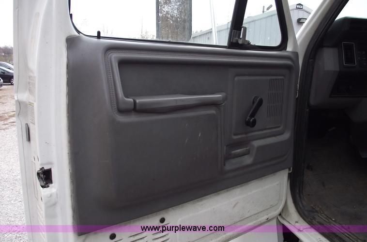 image for item C5734 1998 Ford F800 bucket/boom truck