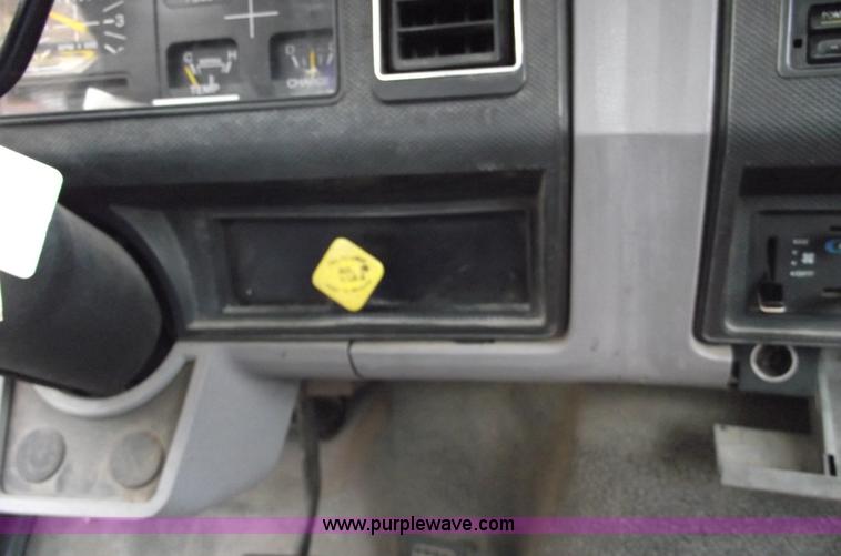 image for item C5734 1998 Ford F800 bucket/boom truck