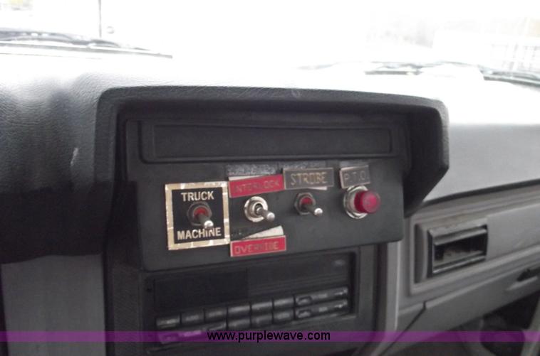 image for item C5734 1998 Ford F800 bucket/boom truck