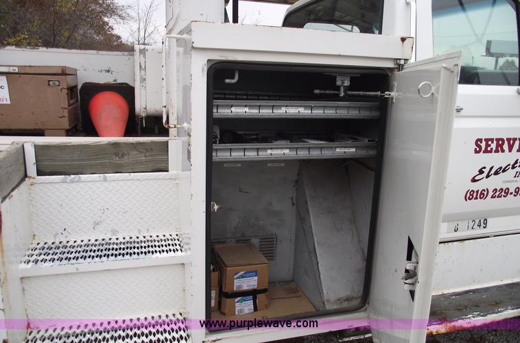 image for item C5734 1998 Ford F800 bucket/boom truck