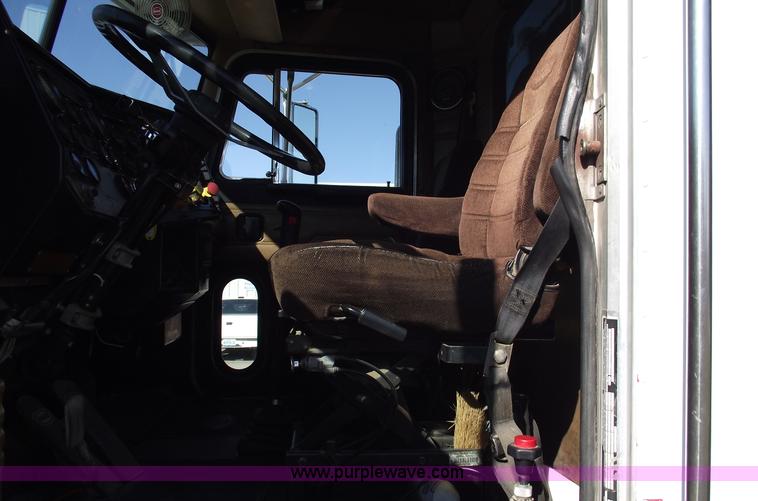 image for item C5737 1992 Peterbilt 379 dump truck