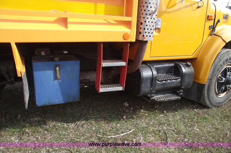 image for item C5914 1995 International 4900 dump truck