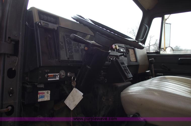 image for item C5914 1995 International 4900 dump truck