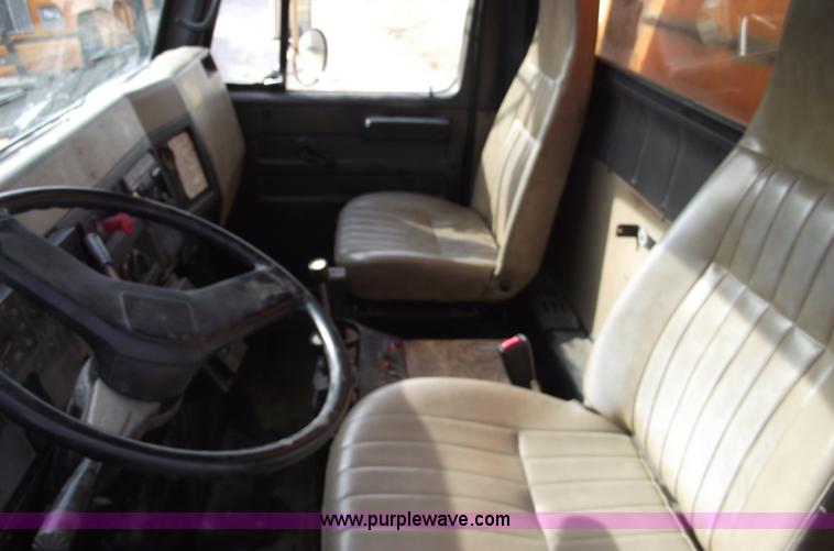 image for item C5914 1995 International 4900 dump truck