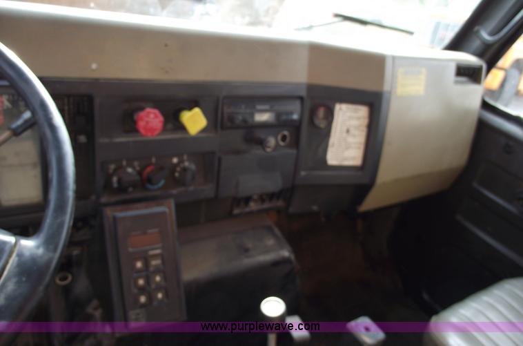 image for item C5914 1995 International 4900 dump truck