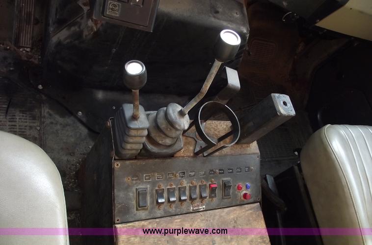 image for item C5914 1995 International 4900 dump truck