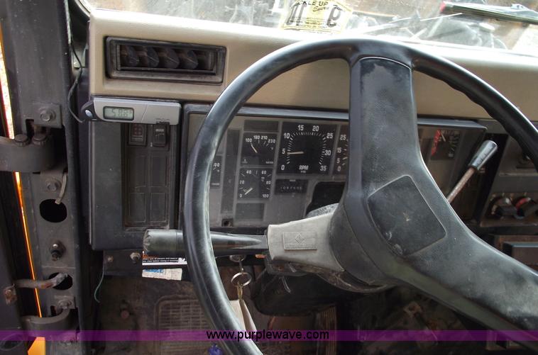 image for item C5914 1995 International 4900 dump truck