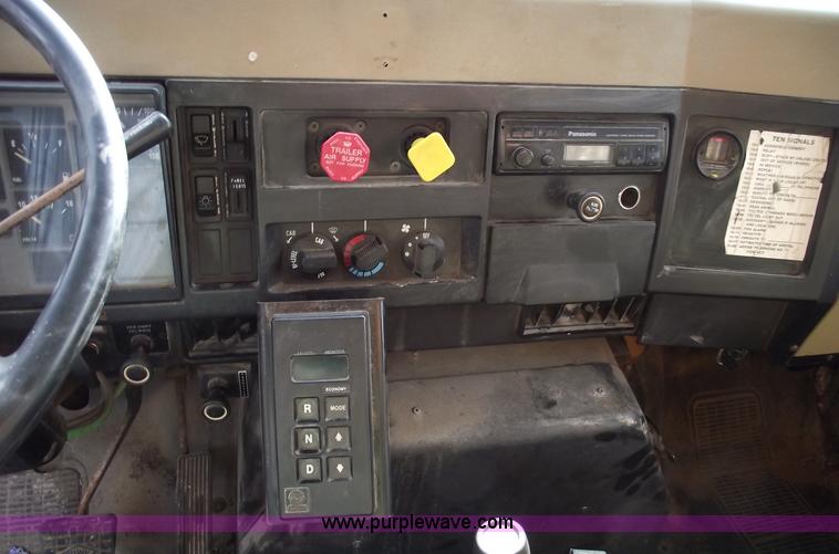 image for item C5914 1995 International 4900 dump truck