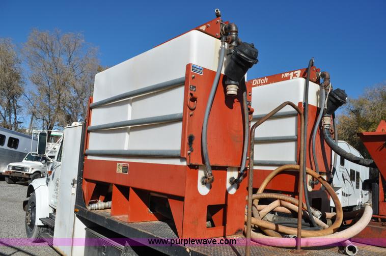 image for item A5713 1993 International 4900 boring support truck