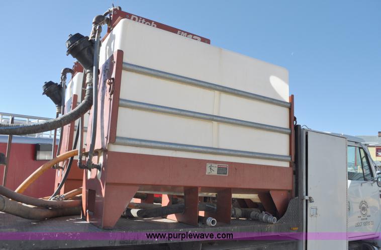 image for item A5713 1993 International 4900 boring support truck