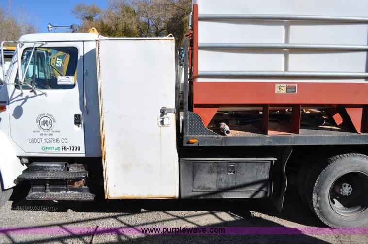 image for item A5713 1993 International 4900 boring support truck