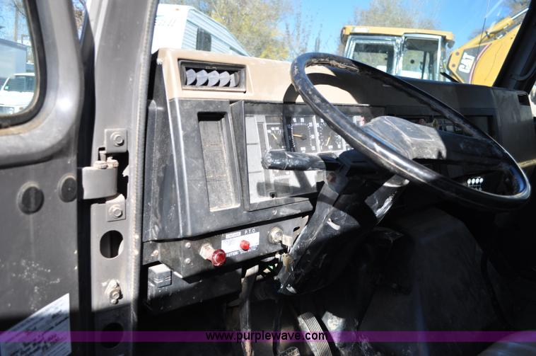 image for item A5713 1993 International 4900 boring support truck