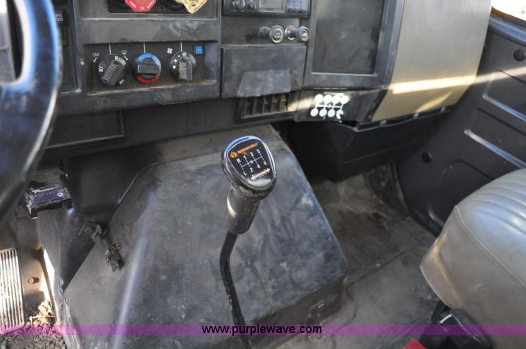 image for item A5713 1993 International 4900 boring support truck