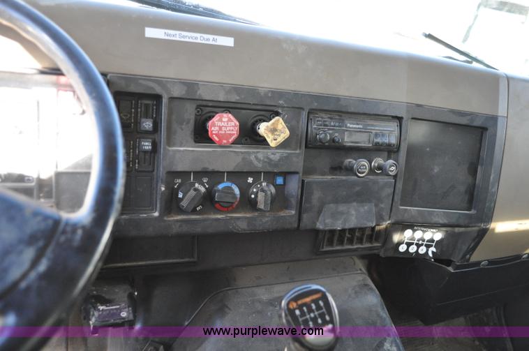 image for item A5713 1993 International 4900 boring support truck