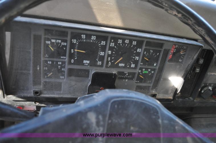 image for item A5713 1993 International 4900 boring support truck