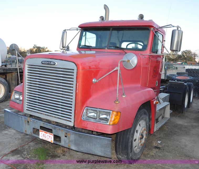 image for item A5714 2000 Freightliner FLD semi truck