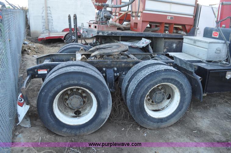 image for item A5714 2000 Freightliner FLD semi truck