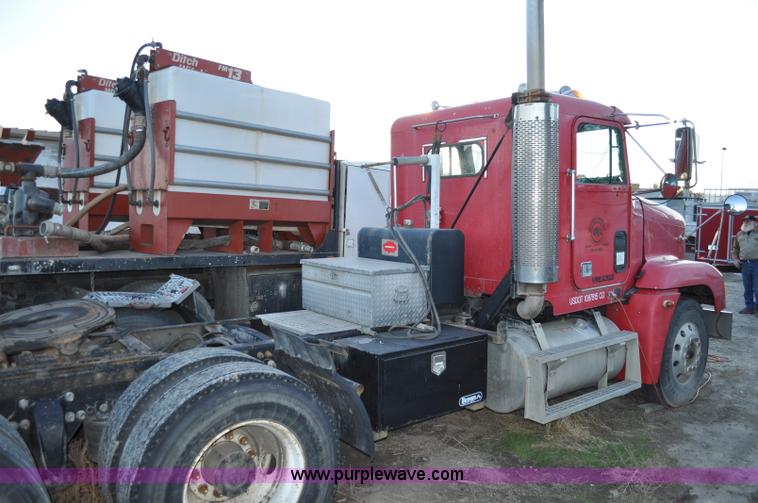 image for item A5714 2000 Freightliner FLD semi truck