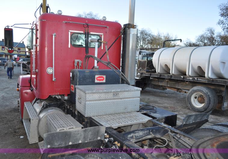 image for item A5714 2000 Freightliner FLD semi truck