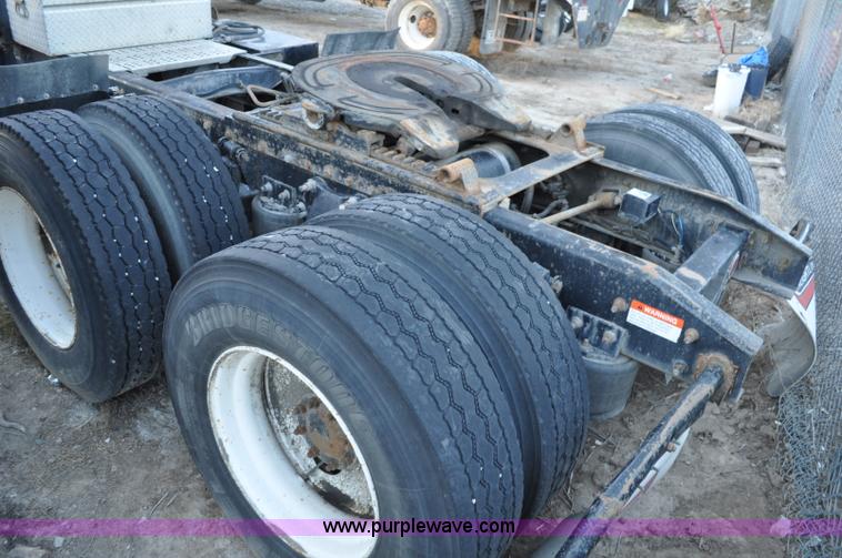 image for item A5714 2000 Freightliner FLD semi truck