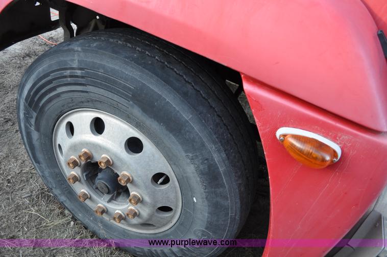 image for item A5714 2000 Freightliner FLD semi truck