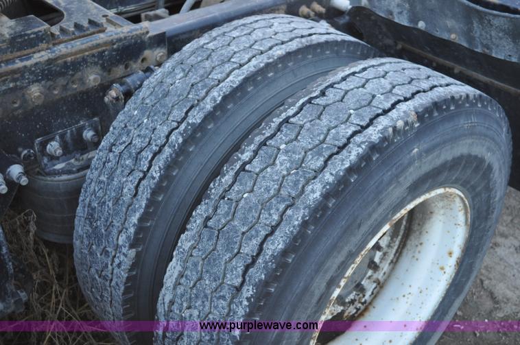 image for item A5714 2000 Freightliner FLD semi truck