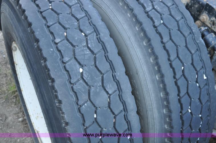 image for item A5714 2000 Freightliner FLD semi truck