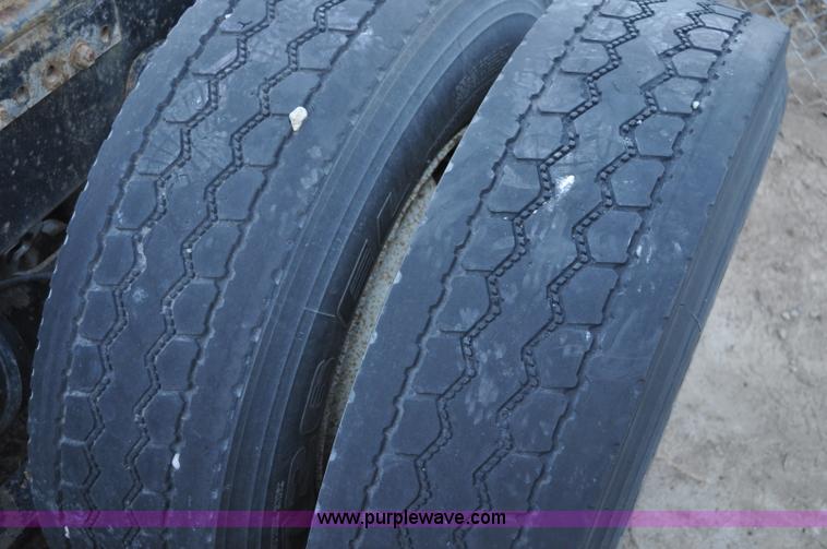 image for item A5714 2000 Freightliner FLD semi truck