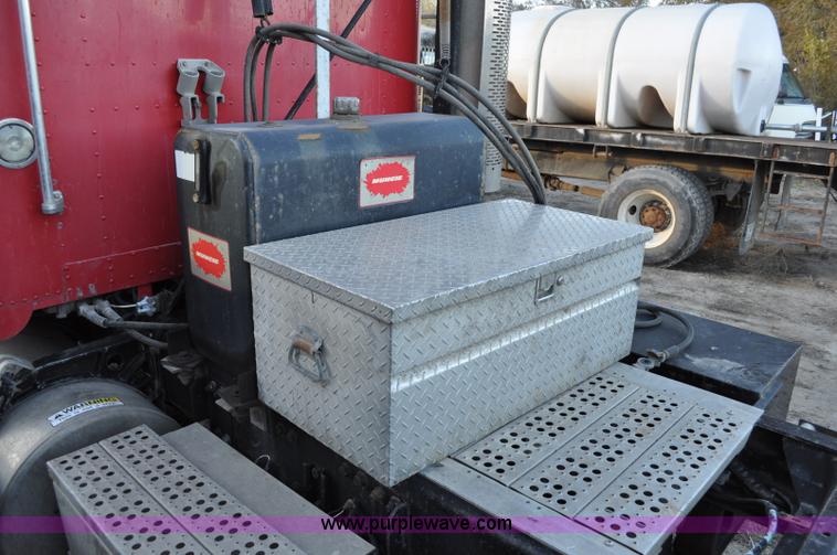 image for item A5714 2000 Freightliner FLD semi truck