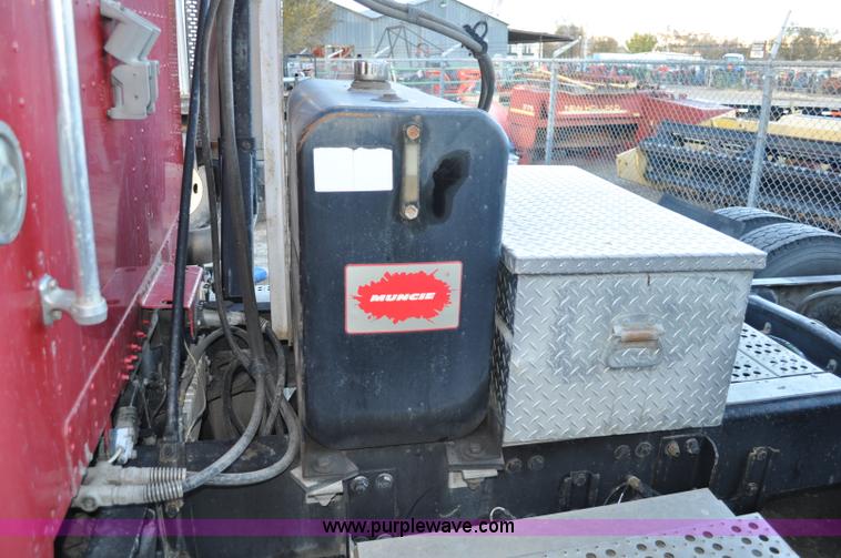image for item A5714 2000 Freightliner FLD semi truck