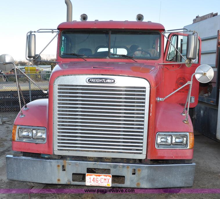 image for item A5714 2000 Freightliner FLD semi truck
