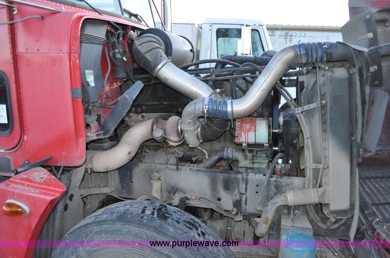 image for item A5714 2000 Freightliner FLD semi truck