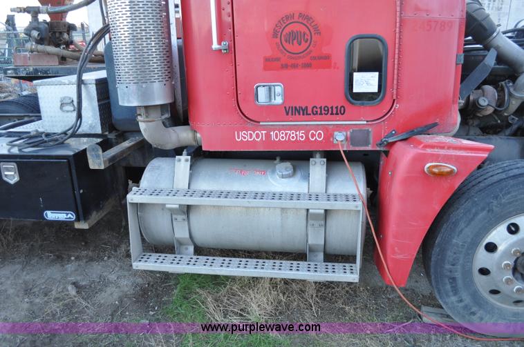 image for item A5714 2000 Freightliner FLD semi truck