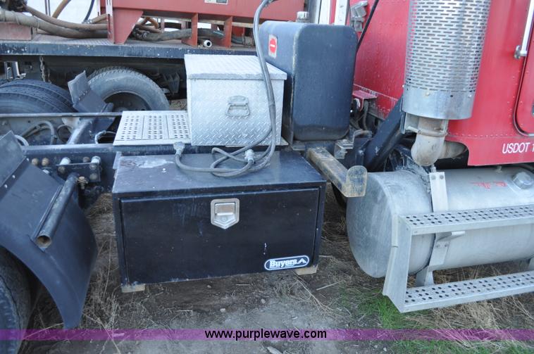 image for item A5714 2000 Freightliner FLD semi truck